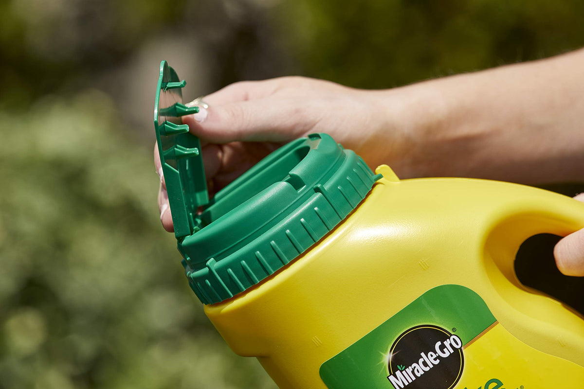 MiracleGro 1038361 Shake 'N Feed All Purpose Plant Food Plus Weed Pre